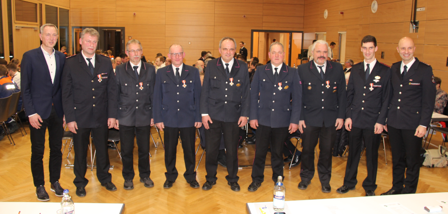 Kommandant Sascha Eichkorn wurde für seine Verdienste im Feuerwehrwesen vom Kreisverbandsvorsitzenden mit dem Feuerwehr-Ehrenkreuz in Bronze des deutschen Feuerwehrverbandes ausgezeichnet.