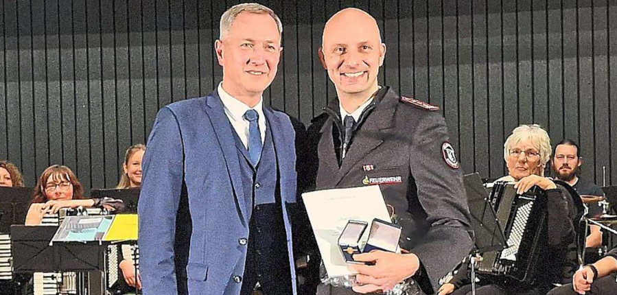 Die Bürgermedaille in Bronze überreichte Brigachtals Bürgermeister Michael Schmitt (links) dem Gesamtwehrkommandanten Sascha Eichkorn. (Foto: Schimkat)