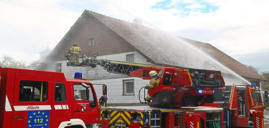 Die Drehleiter aus Villingen rückt zur Unterstützung an, um eingeschlossene Personen zu retten.