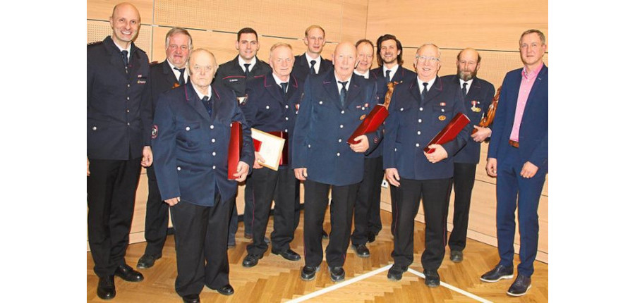 Brigachtals Gesamtkommandant Sascha Eichkorn (links) ehrte zahlreiche verdiente Feuerwehrmänner. Auch Bürgermeister Michael Schmitt (rechts) gratulierte. Foto: Schimkat