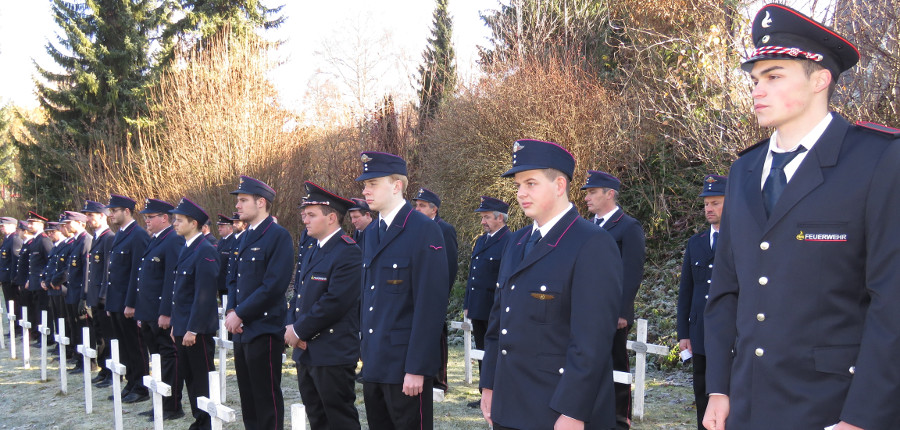 30 junge Feuerwehrleute am Kreuzfeld