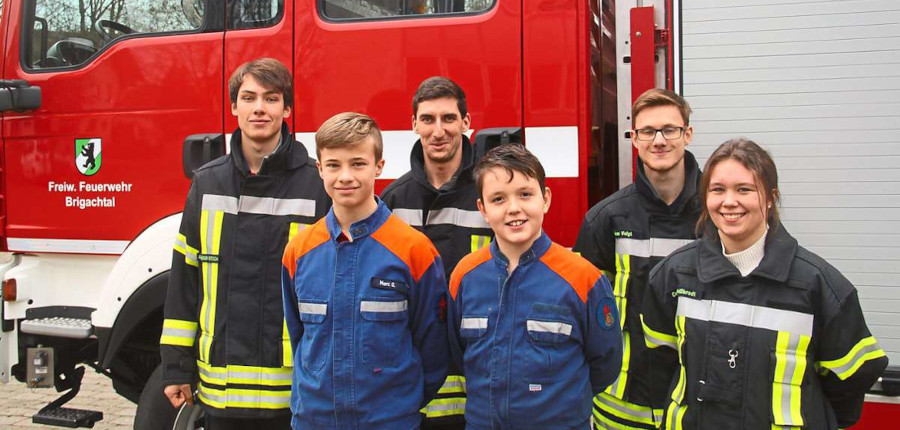 Die Jugendfeuerwehr ist hoch zufrieden mit ihrem Nachwuchs. Von links Alexander Rösch (stellvertretender Jugendwart), Marc Gerber, Michael Toleikis (Jugendwart), Max Stritt, Lukas Voigt und Celine Weißbrodt. (Foto: Schimkat)